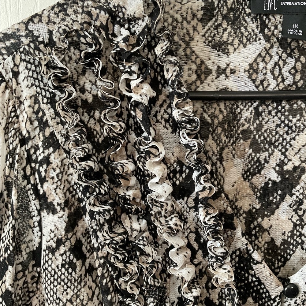 International Concepts blouse. 3/4 sleeve. ruffles. Size 1X. - Picture 5 of 7